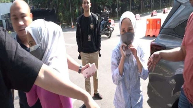 Polisi menangkap si kembar Rihana-Rihani tersangka penipuan reseller iphone