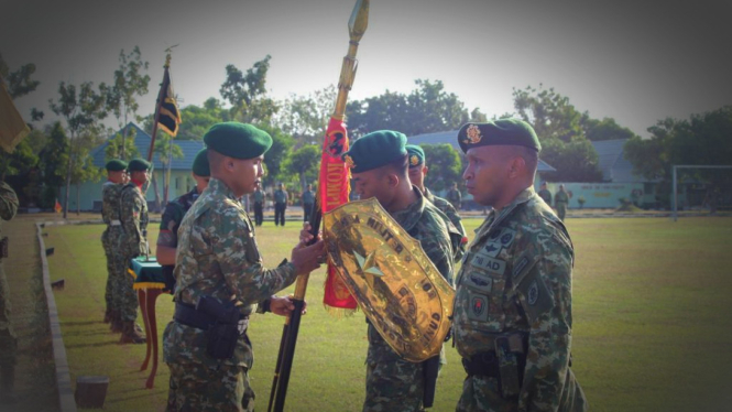 VIVA Militer: Letkol Arief Widyanto serahkan tameng dan tombak Yonif PR 501/BY.