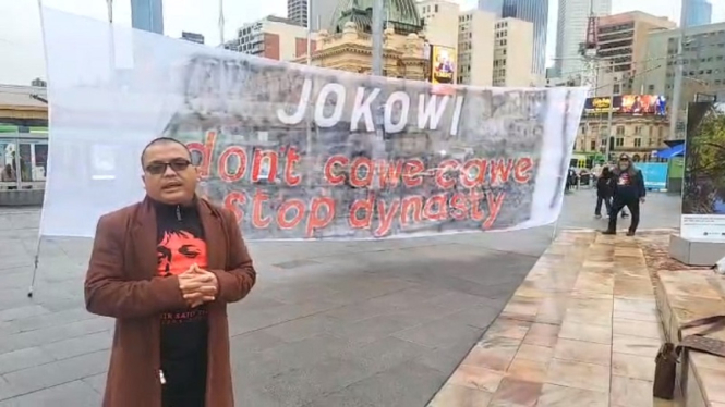 Mantan Wamenkumham Denny Indrayana demo Jokowi di Australia