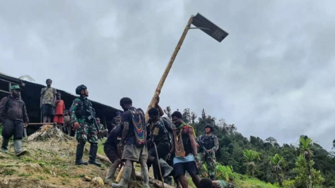 VIVA Militer: Satgas Yonif PR 433/JS pasang lampu PJU di Nduga Papua