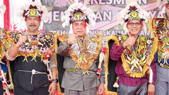 Gubernur Kalimantan Timur, Dr H Isran Noor (tengah)