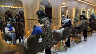 Muak, Wanita Afghanistan Demo ke Jalanan Usai Taliban Tutup Semua Salon Kecantikan