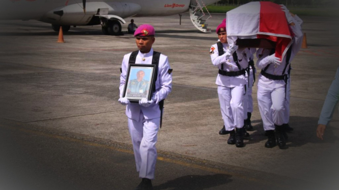 VIVA Militer: Prosesi pemakaman militer Serda Mar Nahdiar.