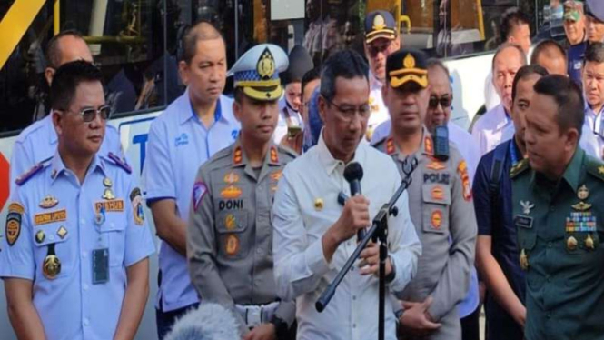 Pj Gubernur DKI Heru Budi Hartono saat uji coba Transjakarta ke Bandara Soetta.
