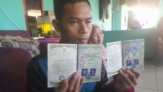 Fahmi Husaeni suami dari Anggi Anggraeni tunjukkan buku nikah