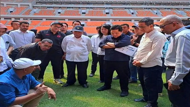 Menteri PUPR Basuki Hadimuljono bersama Ketum PSSI sidak rumput Stadion JIS
