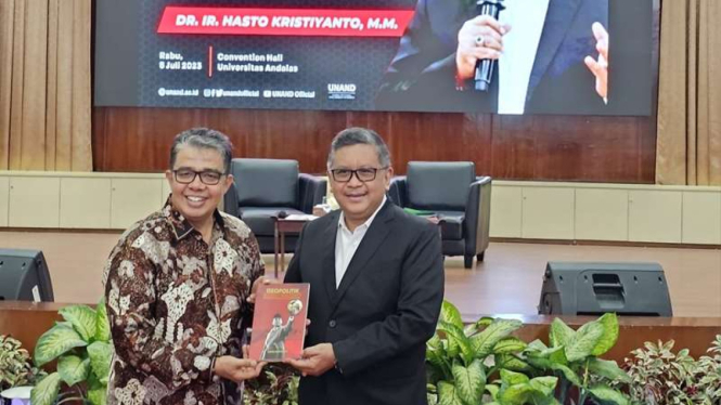 Sekjen PDIP Hasto Kristiyanto (kanan)