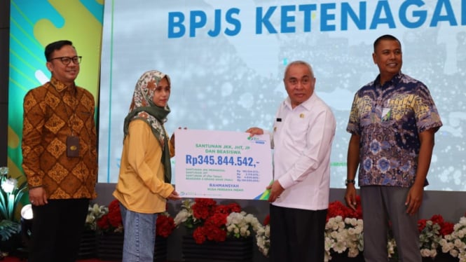 Gubernur Isran Noor bersama Dirut BPJS Ketenagakerjaan launching program BPJS