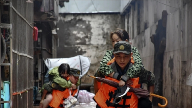 Tim Penyelamat Evakuasi Korban Terdampak Banjir di China