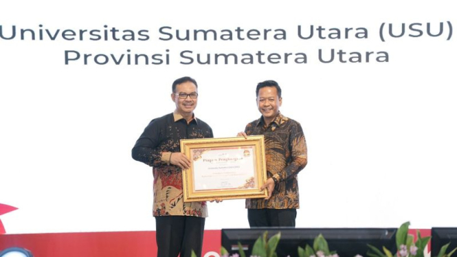 Rektor USU Prof Muryanto Amin saat menerima penghargaan dari BKKBN.
