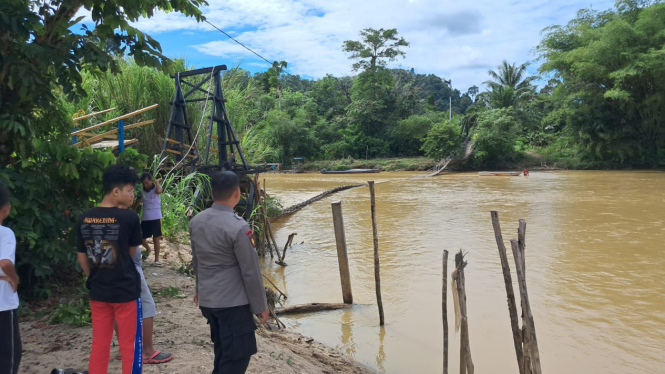 Jembatan Gantung penghubung Dusun Mangka, Desa Bangun, Sepauk, Kabupaten Sintang, Kalbar
