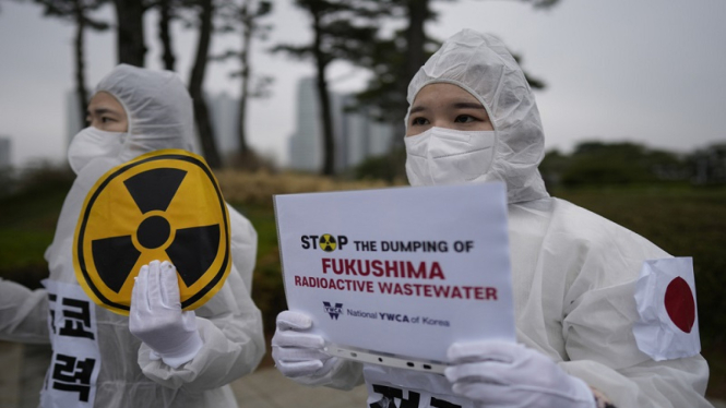 Warga Korsel menggelar demo pelepasan limbah air radioaktif ke laut oleh Jepang 