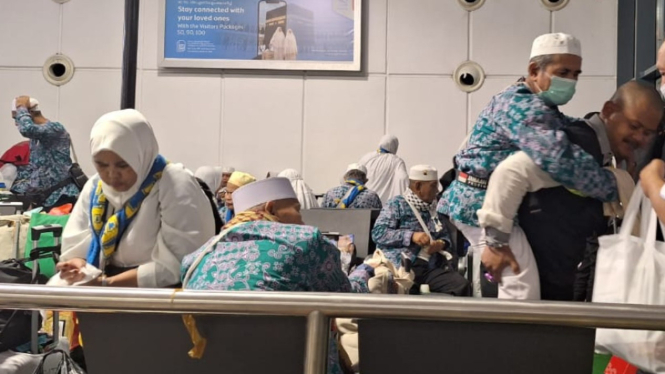 Jemaah haji Indonesia menunggu kepulangan di Bandara King Abdul Aziz Jeddah