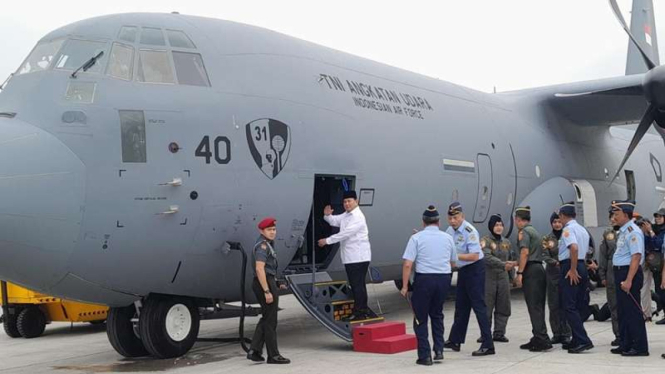 Menhan Prabowo Subianto menaiki pesawat C-130 J Super Hercules A-1340