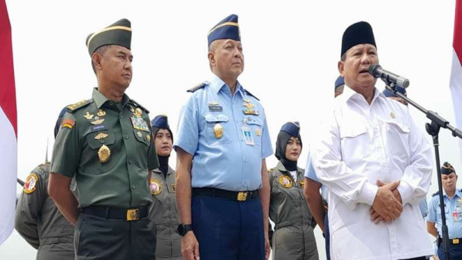 Menhan Prabowo Subianto (kanan) dan KSAU Marsekal Fadjar Prasetyo (tengah)