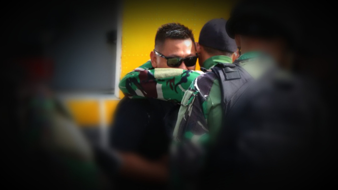 VIVA Militer: AKBP Alex berpelukan dengan Letkol Inf Rinto Wijaya.