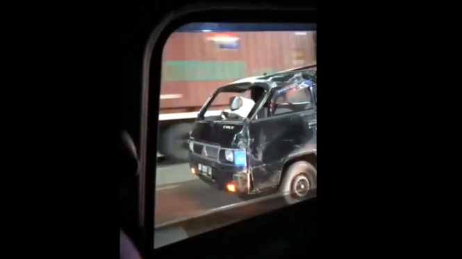 VIVA Otomotif: Viral mobil barang ringsek melintas di jalan raya