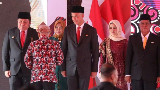 Gubernur Jawa Tengah Ganjar Pranowo (tengah)