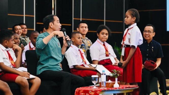 Presiden Jokowi tanya jawab dengan anak SD di Papua
