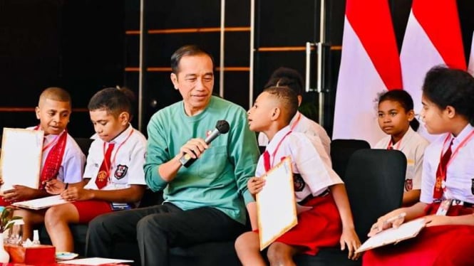 Presiden Jokowi memberikan soal berhitung kepada siswa SD di Papua