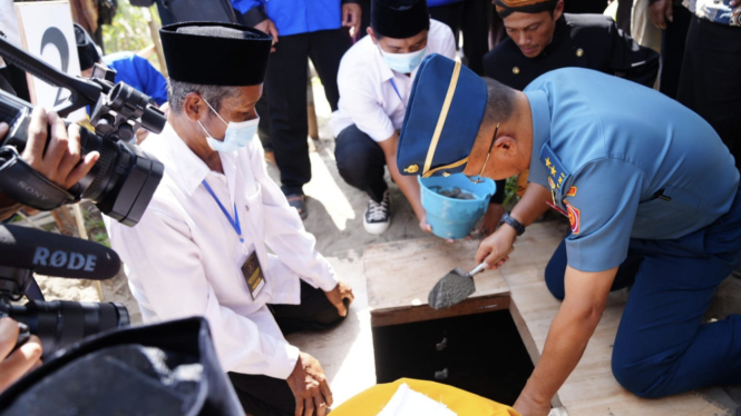 VIVA Militer: Kapuspen TNI letakkan batu pertama pembangunan Pesantren di Kediri