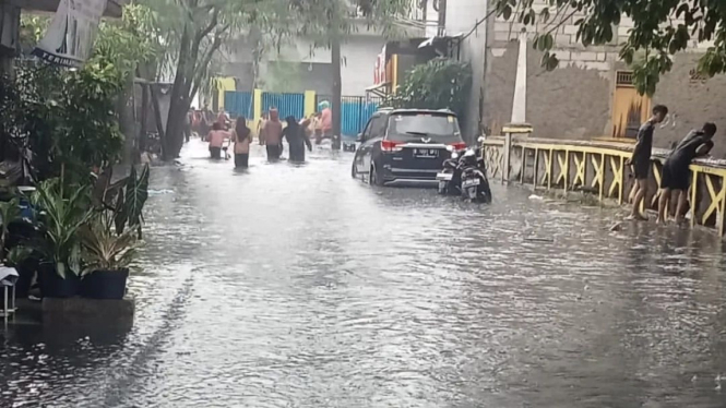 Rumah-rumah terendam banjir di kawasan Jakarta Selatan.