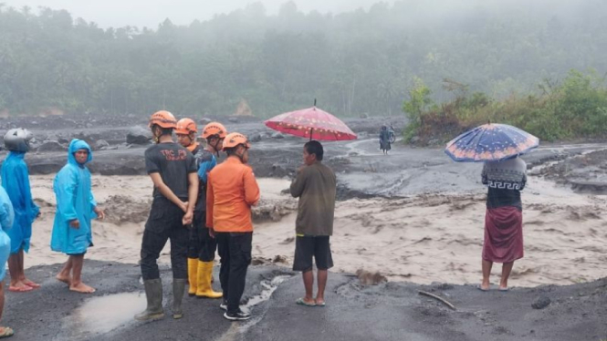 Petugas memantau aliran lahar dingin Gunung Semeru yang debitnya mengalami peningkatan di Lumajang, Jumat, 7 Juli 2023.