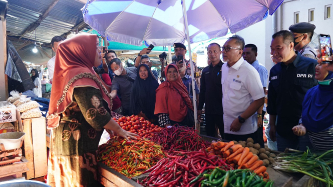 Mendag Zulhas memantau harga bapok di Pasar Seketeng, NTB