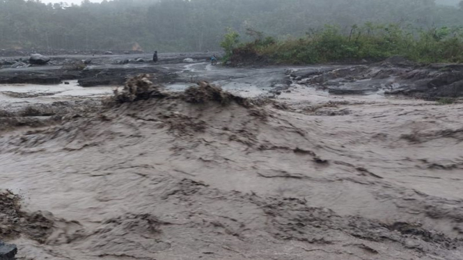 Banjir lahar dingin Gunung Semeru terjang Kabupaten Lumajang