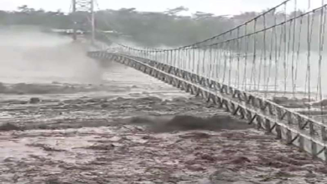 Banjir lahar dingin Gunung Semeru rusak jembatan di Kabupaten Lumajang