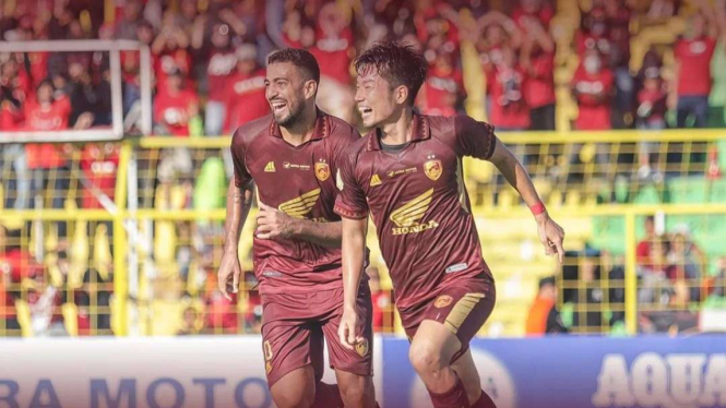 Pemain PSM Makassar Kenzo Nambu rayakan gol