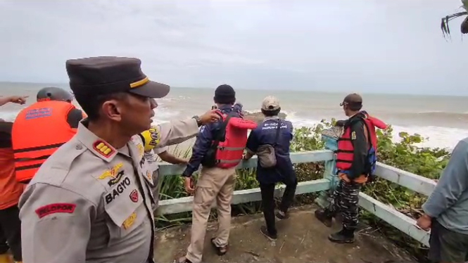 Kapolsek Bantur AKP Bagyo dalam pencarian mahasiswa asing UB terseret ombak di Pantai Jembatan Panjang, Malang