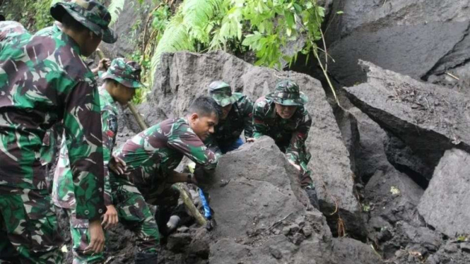 TNI Bersihkan tanah longsor yang menutup jalan alternatif di Gianyar Bali