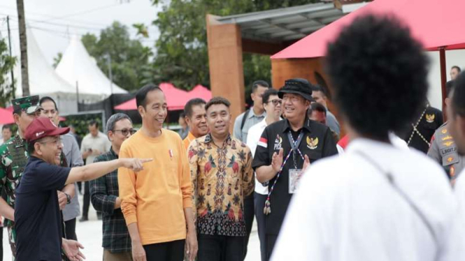 Presiden Jokowi meninjau Waibu Agro Edu Tourism