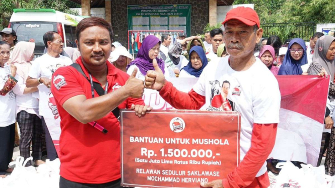 Relawan Pendukung Herviano Memberi Bantuan Musala