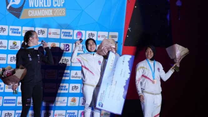 Rajiah Salsabillah (tengah) raih emas pada Piala Dunia Panjat Tebing di Prancis