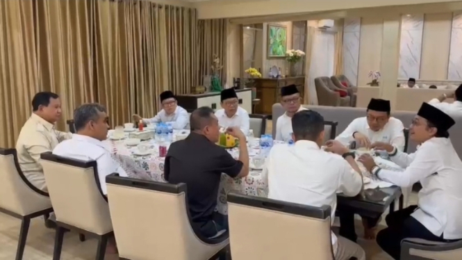 Ketum PKB Cak Imin menyambut baik Ketum Partai Gerindra, Prabowo Subianto bersama jajarannya di rumah dinasnya di kawasan Jalan Widya Chandra, Kebayoran Baru, Jaksel.