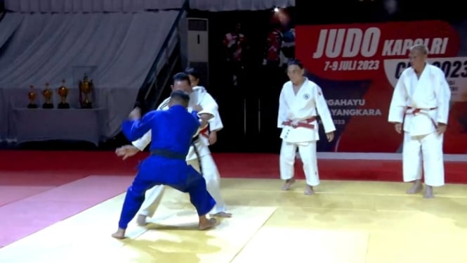Aksi Kapolri Jenderal Listyo Sigit Prabowo peragakan bela diri Judo.