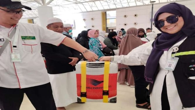 Jemaah haji mengakali barang bawaan dengan cover koper jemaah haji 