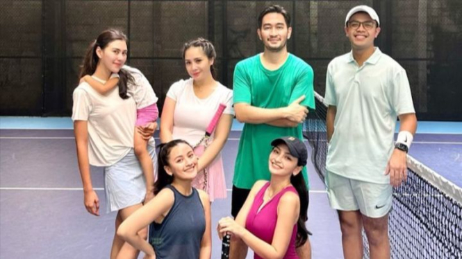 Pose Syahnaz dan Jeje saat di lapangan tenis