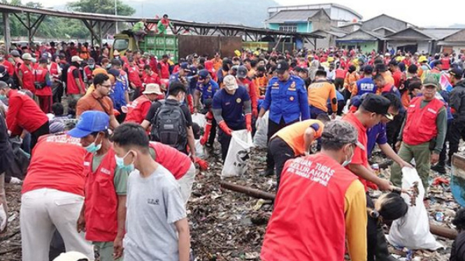 Pandawara dan masyarakat bersihkan Pantai Sukaraja, Bandar Lampung