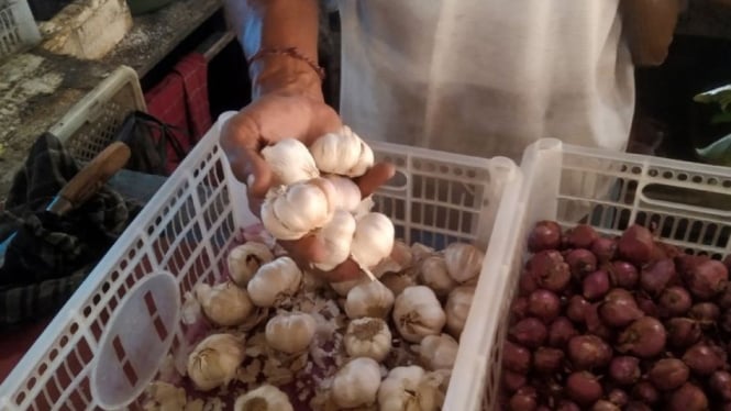 Pedagang menunjukkan bawang putih yang harganya tinggi hingga Rp 55 ribu per kilogram di salah satu pasar di Kabupaten Gianyar, Bali, Selasa, 11 Juli 2023.