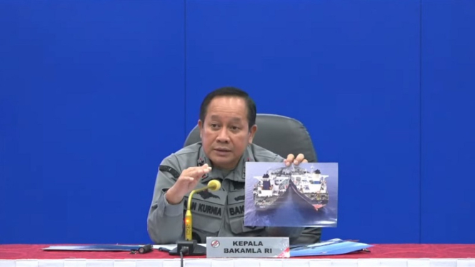 Kepala Bakamla Laksamana Madya (Laksdya) TNI Aan Kurnia saat jumpa pers  