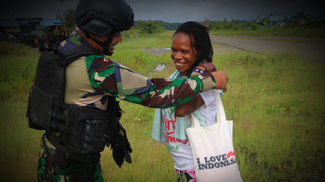 VIVA Militer: Pasukan Yonif Raider 411/Pandawa Kostrad TNI dan mama di Nduga.