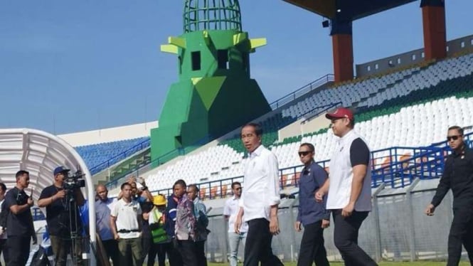 Presiden Jokowi dan Menpora Dito Ariotedjo meninjau Stadion Si Jalak Harupat