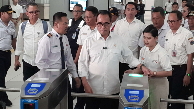 Menteri Perhubungan Budi Karya Sumadi naik LRT Jabodebek.