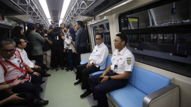 Menteri Perhubungan Budi Karya Sumadi Ujicoba Terbatas Naik LRT Jabodebek