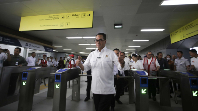 Menteri Perhubungan Budi Karya Sumadi saat Uji Coba Terbatas Naik LRT Jabodebek.