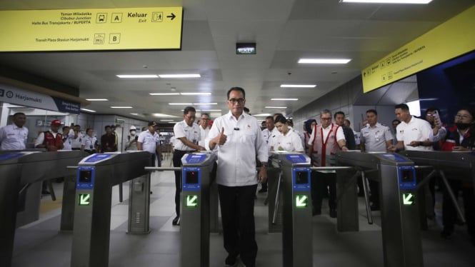Menteri Perhubungan Budi Karya Sumadi Ujicoba Terbatas Naik LRT Jabodebek