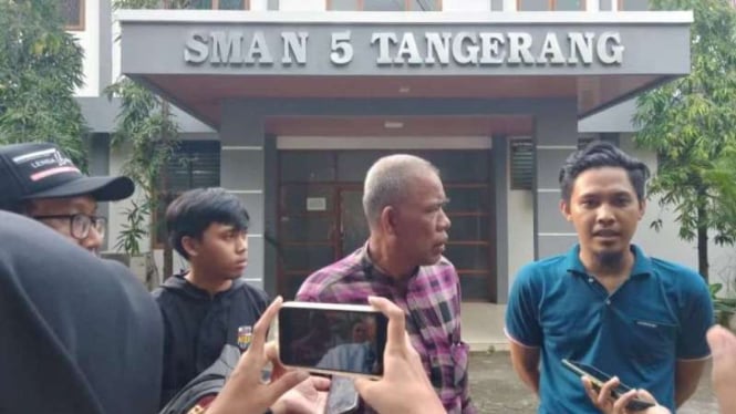 Orangtua peserta didik, Ayip Amir yang menggeruduk SMA Negeri 5 Kota Tangerang.
